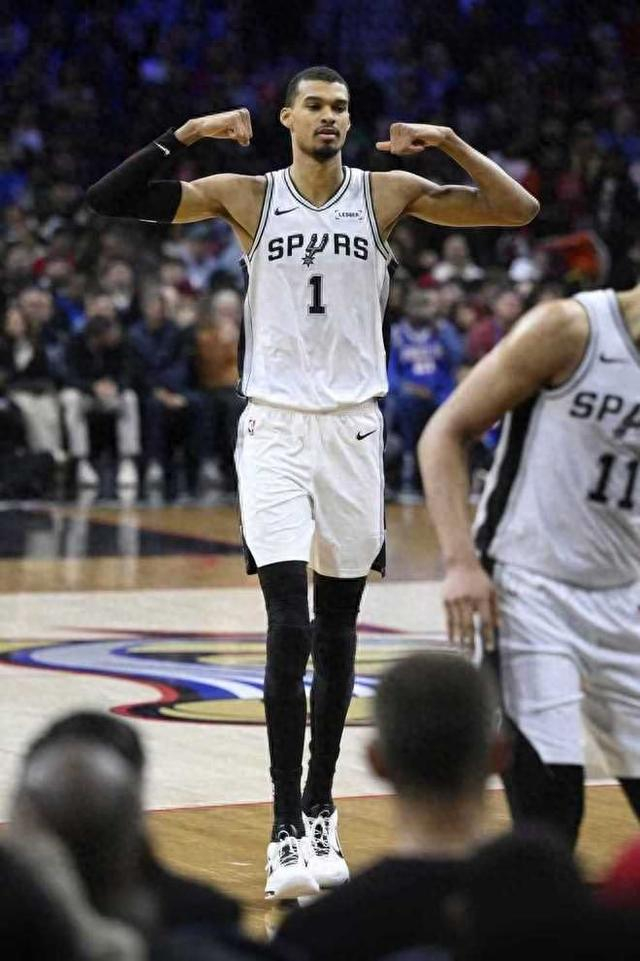 真人游戏第一品牌-马刺8人上双大胜费城40分!文班6封盖送火锅盛宴 抢MVP还要冲冠|文班亚马|佩恩|圣安东尼奥马刺队|俄克拉荷马雷霆队|泰雷塞·马克西_新浪体育_新浪新闻